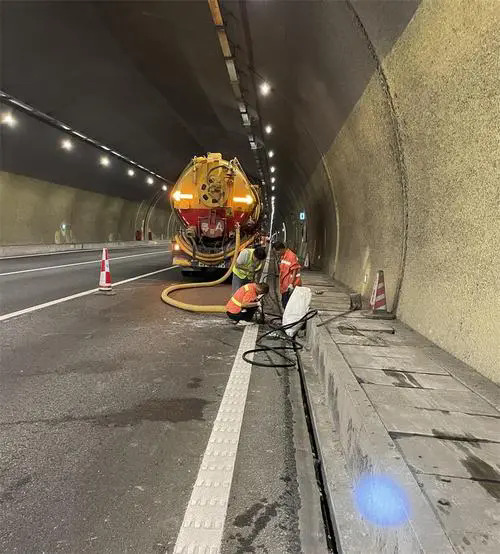 贵港隧道排水渠清淤